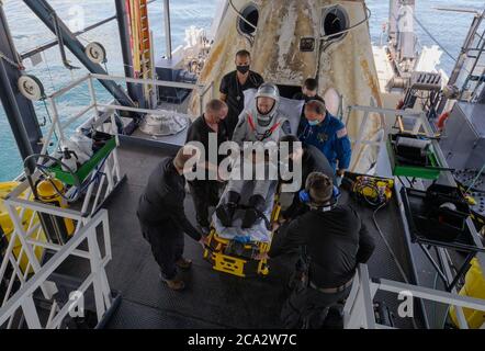 GOLFE DU MEXIQUE, États-Unis - 02 août 2020 - l'astronaute de la NASA, Douglas Hurley, est aidé par le vaisseau spatial SpaceX Crew Dragon Endeavour à bord du SpaceX G. Banque D'Images