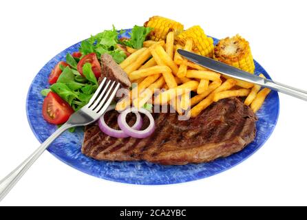 Steak d'aloyau grillé et repas de frites avec salade fraîche et épis de maïs doux isolés sur fond blanc Banque D'Images