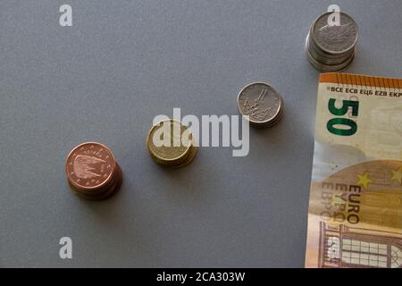 Vue de dessus de l'euro espèces, pièces , 50 Euro billet et de la florin hongroise pièces sur fond gris isolé.Savings and Finances concept. Banque D'Images