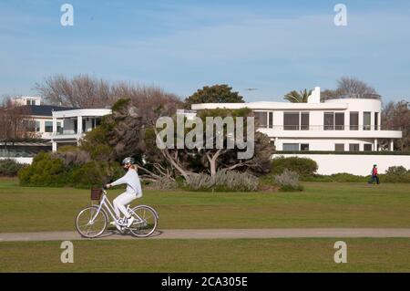 Maison de plusieurs millions de dollars située face à l'estran de la baie de Port Phillip dans la prestigieuse banlieue de Brighton, Melbourne, Australie Banque D'Images