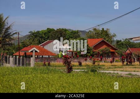 Une maison en Indonésie rurale entourée de rizières avec un fond de montagne Banque D'Images