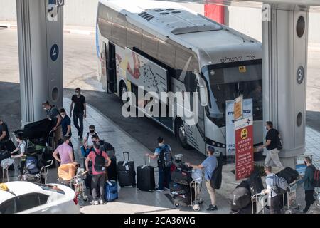 Tel Aviv, Israël. 3 août 2020. Un groupe religieux juif de passagers à bord d'un vol United Airlines au départ de Newark, New York, arrive à l'aéroport international Ben Gurion de tel Aviv en dépit des restrictions de voyage et des annulations de vol dues à l'épidémie de coronavirus. Un autre débat politique secoue la société israélienne alors que le gouvernement semble céder à la pression des partenaires de la coalition juive ultra orthodoxe annonçant qu'il permettra l'entrée dans le pays de 12,000 étudiants de yeshiva religieux, principalement des États-Unis, en dépit des restrictions du coronavirus. Crédit : NIR Amon/Alamy Live News Banque D'Images