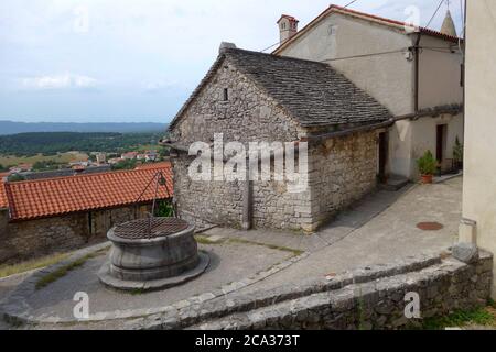 Maison de village médiévale avec bassin versant en pierre sur le toit, sistem et réserve en pierre. Village de Štanjel, municipalité de Komen, région de Kras, Slovenija. Banque D'Images