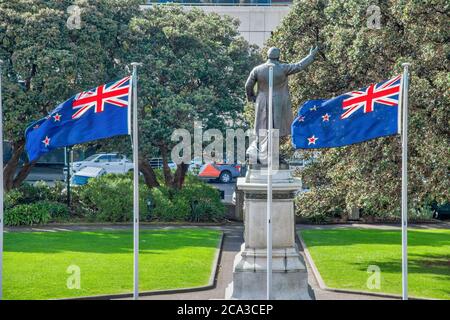 La Nouvelle-Zélande agite des drapeaux sur un parc de la ville de Wellington, Banque D'Images