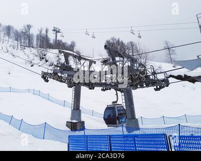 téléphérique dans les montagnes. Rosa Khutor. Krasnaya Polyana. Banque D'Images