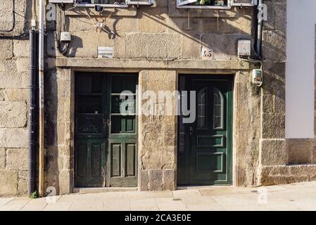 Saint-Jacques-de-Compostelle, Espagne - 18 juillet 2020 : ancienne maison aux portes en bois vert dans la ville médiévale Banque D'Images