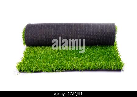 tapis, herbe verte artificielle, rouleau avec pelouse verte isolée sur fond blanc. Banque D'Images