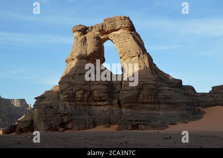Algérie, Illizi, Parc national de Tassili n'Ajjer : arche naturelle en grès connue sous le nom de 'Tamezguida' ou 'la cathédrale' dans les montagnes de Tadrart. Banque D'Images