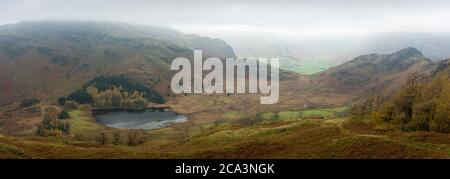 Blea Tarn, Wrynose est tombé et le brochet de Lingmoor est tombé sur une journée automnale brumeuse dans le parc national de Lake District, Cumbria, Angleterre. Banque D'Images