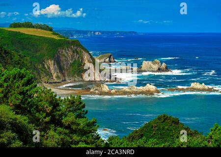 Mer Cantabrique se trouve près de la plage silencieuse, Principauté des Asturies, Asturies, Espagne, Europe Banque D'Images
