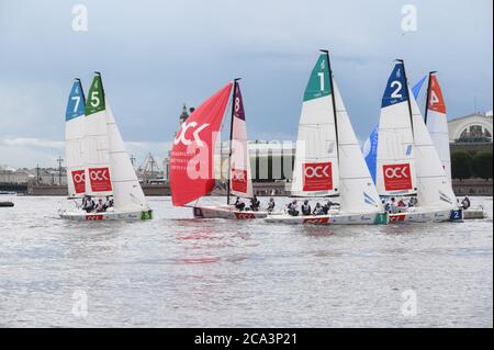 Courses de la Ligue nationale de voile dans la rivière Neva pendant la semaine de yacht Baltique à Saint-Pétersbourg, Russie Banque D'Images