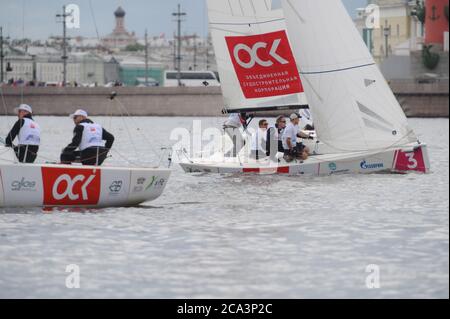 Courses de la Ligue nationale de voile dans la rivière Neva pendant la semaine de yacht Baltique à Saint-Pétersbourg, Russie Banque D'Images