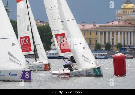 Courses de la Ligue nationale de voile dans la rivière Neva pendant la semaine de yacht Baltique à Saint-Pétersbourg, Russie Banque D'Images