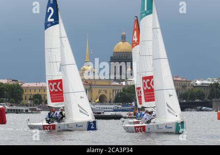 Courses de la Ligue nationale de voile dans la rivière Neva pendant la semaine de yacht Baltique à Saint-Pétersbourg, Russie Banque D'Images