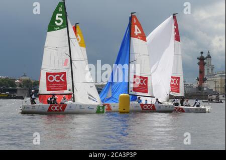 Courses de la Ligue nationale de voile dans la rivière Neva pendant la semaine de yacht Baltique à Saint-Pétersbourg, Russie Banque D'Images