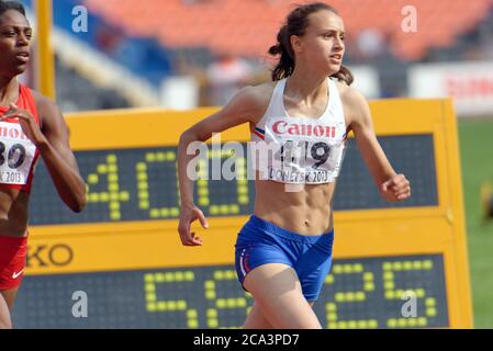 Anita Hinriksdottir d'Islande (en face) lutte pour sa médaille d'or dans la finale sur 800 mètres lors du 8e Championnat mondial de la Jeunesse de l'IAAF à Donetsk, en Ukraine, le 14 juillet 2013 Banque D'Images