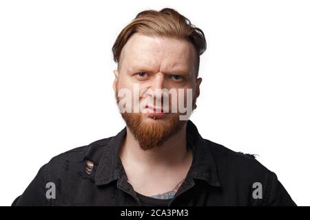 Image d'un homme mécontent barbu en veste de Jean noire Banque D'Images