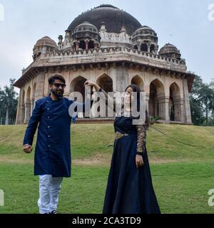 New Delhi Inde – novembre 25 2020 : UN couple pose pour le tournage avant mariage à l'intérieur de Lodhi Garden Delhi, un monument touristique populaire à New Delhi Inde, pour Banque D'Images