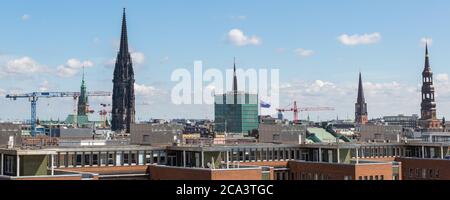 Paysage urbain de Hambourg avec église Saint-Nikolai. Format panoramique, ciel nuageux. Banque D'Images