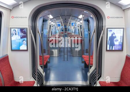 Intérieur d'un métro vide / métro (U-Bahn). Vue directe le long de l'allée principale. Hambourg, Allemagne. Banque D'Images