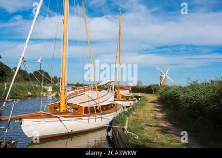 Horsey Norfolk, vue en été des bateaux amarrés le long de la piste de remorquage à Horsey dans le secteur nord-est des Norfolk Broads, East Anglia, Angleterre, Royaume-Uni Banque D'Images