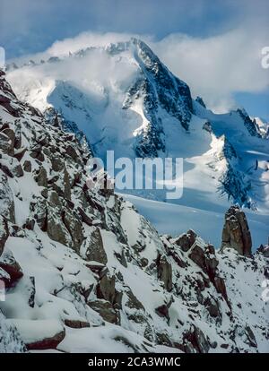 France, Chamonix. Ce sont les montagnes de Chamonix dans les Alpes françaises qui sont vues et traversées sur l'ancienne route des chasseurs de haute montagne entre la ville française de Chamonix et la ville suisse de Zermatt. C'est l'aiguille du Chardonnet, l'une des premières montagnes de Chamonix, non loin de la cabane Albert Premiere appartenant au Club alpin français en route à travers le Col du trient sur la frontière suisse française jusqu'à la cabane d'Orney appartenant au Club alpin suisse Banque D'Images