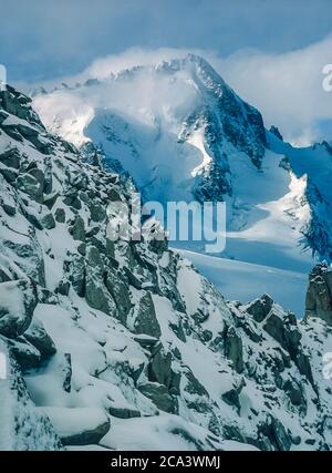 France, Chamonix. Ce sont les montagnes de Chamonix dans les Alpes françaises qui sont vues et traversées sur l'ancienne route des chasseurs de haute montagne entre la ville française de Chamonix et la ville suisse de Zermatt. C'est l'aiguille du Chardonnet, l'une des premières montagnes de Chamonix, non loin de la cabane Albert Premiere appartenant au Club alpin français en route à travers le Col du trient sur la frontière suisse française jusqu'à la cabane d'Orney appartenant au Club alpin suisse Banque D'Images