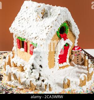 Noël, gâteau de la maison du nouvel an, pudding sur une assiette blanche Banque D'Images