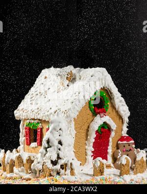 Noël, gâteau de la nouvelle année en forme de maison, neige Banque D'Images