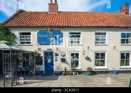 Pleasure Boat Inn, vue sur le Pleasure Boat Inn - un pub au bord de l'eau situé à Hickling Broads dans les Norfolk Broads, East Anglia, Angleterre, Royaume-Uni Banque D'Images