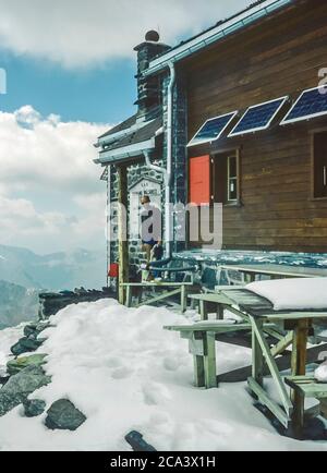 Suisse.ce sont les montagnes des Alpes Arolla en Suisse qui sont vues et traversées sur la route des anciens chasseurs de haute montagne entre la ville française de Chamonix et la ville suisse de Zermatt. C'est le pavillon des alpinistes appartenant au Club alpin suisse, avec une couverture de neige fraîche, le Cabane Valsorey situé au-dessus du village suisse de Bourg St Pierre dans le massif du Mont Velan Banque D'Images