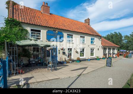 Pleasure Boat Inn, vue sur le Pleasure Boat Inn - un pub au bord de l'eau situé à Hickling Broads dans les Norfolk Broads, East Anglia, Angleterre, Royaume-Uni Banque D'Images