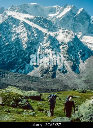 Ce sont les montagnes des Alpes Arolla en Suisse qui sont vues et traversées sur la route des anciens chasseurs de haute montagne entre la ville française de Chamonix et la ville suisse de Zermatt. C'est le Mont Velan la montagne principale du massif du Mont Velan situé au-dessus du village suisse de Bourg St Pierre avec quelques grimpeurs se rendant au refuge de Cabane Valsorey Banque D'Images