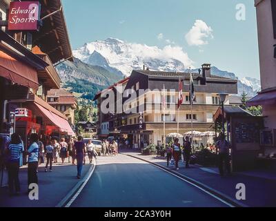 Wengen, Suisse. C'est la rue principale dans la station balnéaire de Wengen, dans la vallée de Lauterbrunnen, dans l'Oberland bernois de Suisse, avec la montagne Jungfrau enneigée au loin. Banque D'Images