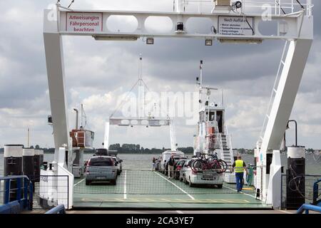 28 juillet 2020, Mecklembourg-Poméranie occidentale, Glewitz: Le ferry 'Stahlbrode' traverse le Strelasund au large de l'île de Rügen. Le ferry transporte des voitures et des passagers entre le continent de la Poméranie occidentale et l'île de Rügen, en mer Baltique. Le Strrelasund est une entrée de la mer Baltique et sépare l'île de Rügen du continent près de Stralsund. Le célèbre ferry Rügen entre Glewitz sur Rügen et Stahlbrode offre aux insulaires et à leurs invités la possibilité de « faire le tour » des intersections de circulation qui sont sujettes à la poussière de manière romantique à l'arrivée et au départ. Le voyage tim Banque D'Images