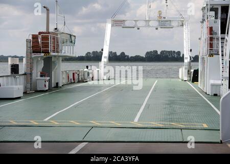 28 juillet 2020, Mecklembourg-Poméranie occidentale, Glewitz: Le ferry 'Stahlbrode' traverse le Strelasund au large de l'île de Rügen. Le ferry transporte des voitures et des passagers entre le continent de la Poméranie occidentale et l'île de Rügen, en mer Baltique. Le Strrelasund est une entrée de la mer Baltique et sépare l'île de Rügen du continent près de Stralsund. Le célèbre ferry Rügen entre Glewitz sur Rügen et Stahlbrode offre aux insulaires et à leurs invités la possibilité de « faire le tour » des intersections de circulation qui sont sujettes à la poussière de manière romantique à l'arrivée et au départ. Le voyage tim Banque D'Images