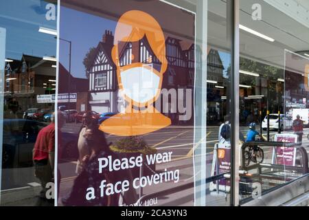 La plupart des magasins étant désormais ouverts mais les ventes au détail souffrant de la pandémie du coronavirus, les acheteurs portent des masque de nuit au supermarché Sainsburys, qui est devenu obligatoire dans les magasins le 24 juillet, sur Kings Heath High Street le 31 juillet 2020 à Birmingham, au Royaume-Uni. Le coronavirus ou Covid-19 est une maladie respiratoire qui n'a pas été observée auparavant chez l'homme. Bien que la plupart ou l'Europe aient été mises en quarantaine, le gouvernement britannique a mis en place des règles plus strictes dans le cadre de sa stratégie à long terme, et en particulier de ses distanciation sociale. Banque D'Images