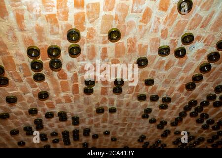 Le décor de l'établissement. Le plafond du pub est décoré de bouteilles de vin Banque D'Images