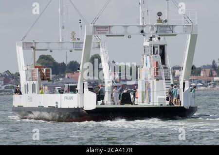 28 juillet 2020, Mecklembourg-Poméranie occidentale, Glewitz: Le ferry 'Stahlbrode' traverse le Strelasund au large de l'île de Rügen. Le ferry transporte des voitures et des passagers entre le continent de la Poméranie occidentale et l'île de Rügen, en mer Baltique. Le Strrelasund est une entrée de la mer Baltique et sépare l'île de Rügen du continent près de Stralsund. Le célèbre ferry Rügen entre Glewitz sur Rügen et Stahlbrode offre aux insulaires et à leurs invités la possibilité de « faire le tour » des intersections de circulation qui sont sujettes à la poussière de manière romantique à l'arrivée et au départ. Le voyage tim Banque D'Images