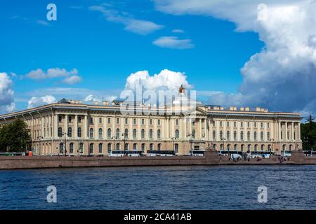Saint-Pétersbourg, le bâtiment historique de l'Académie des arts sur le remblai de l'Université, un paysage typique de Saint-Pétersbourg Banque D'Images