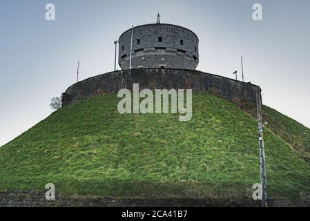 Le fort historique de Millmount est sn ancienne fortification celtique dans la petite ville de Drogheda. Il transmet le concept symbolique et de résistance Banque D'Images