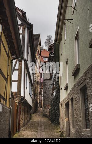 Bâtiments médiévaux allemands par une ruelle ou un passage étroit et pavés. Rue historique défensive ou allée étroite entre des bâtiments à colombages Banque D'Images
