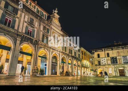 Piazza Loggia (place Loggia) avec sa colonnade ou arcade est la place principale dans Brescia est tristement célèbre pour son attentat à la bombe contre un antifaciste manifestants Banque D'Images