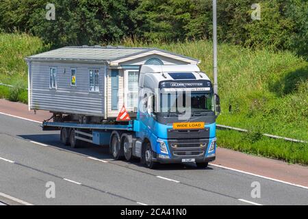 Lyons Holiday Parks transporteur ; transport camions de livraison, camion, transport, camion, chargement large, véhicule Volvo, camions lourds Volvo longue distance transportant des caravanes statiques, livraison, transport commercial, industrie, fret de la chaîne d'approvisionnement, sur la M6 à Lancaster, Royaume-Uni Banque D'Images