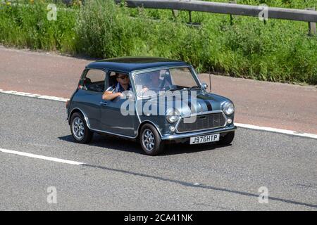 1991 90s Blue Rover Mini Neon ; circulation automobile, véhicules en mouvement, petites voitures, conduite de véhicules sur les routes du Royaume-Uni, moteurs 2dr, conduite sur le réseau routier britannique de l'autoroute M6. Banque D'Images