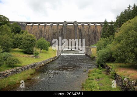 Le barrage de Claerwen dans la vallée d'Elan, Powys, pays de Galles, Royaume-Uni. Banque D'Images