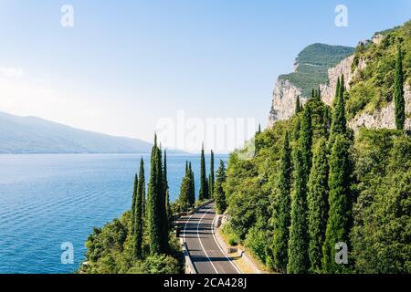 Route della Forra au-dessus du lac bleu de Garde, Lombardie, Italie du Nord Banque D'Images