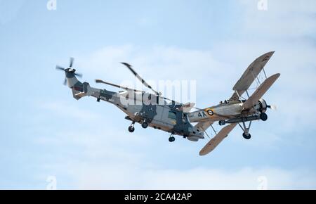 Hélicoptère Royal Navy Wildcat et biplan espadon au Southport Airshow Banque D'Images