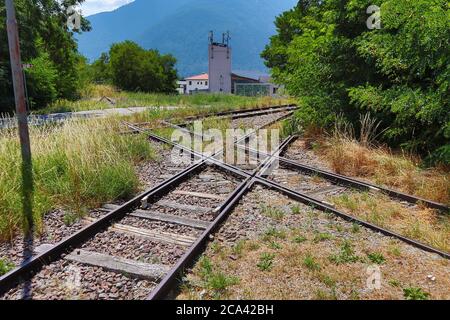 Italien. 29 juillet 2020. Suedtirol, Italie juillet 2020: Impressions de Suedtirol juillet 2020 MALS, Vinschgau, gare, croisement de rails, Suedtirol | usage dans le monde crédit: dpa/Alay Live News Banque D'Images