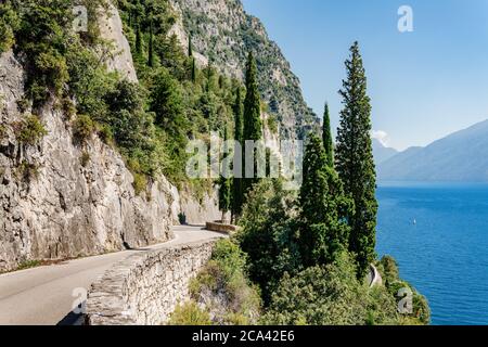 Route della Forra au-dessus du lac bleu de Garde, Lombardie, Italie du Nord Banque D'Images